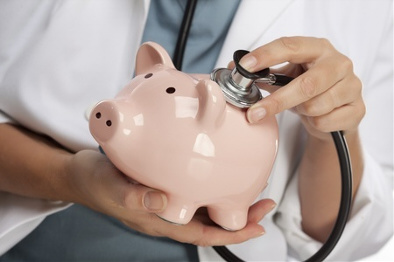 Arzt untersucht Sparschwein, Einsparungen bei der PKV